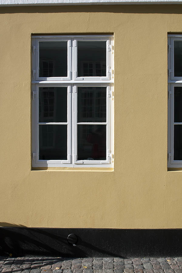 Photo 00928: White window in Dannebrog style with four frames and six panes