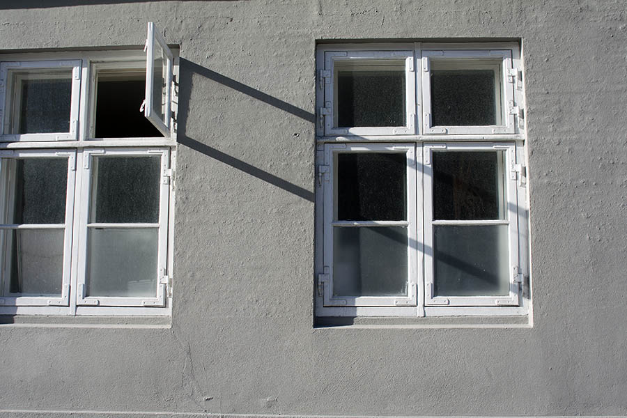Photo 00930: Two white windows in Dannebrog style with four frames and six panes each