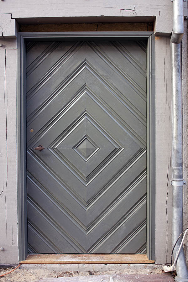 Photo 01794: Panelled, light grey door