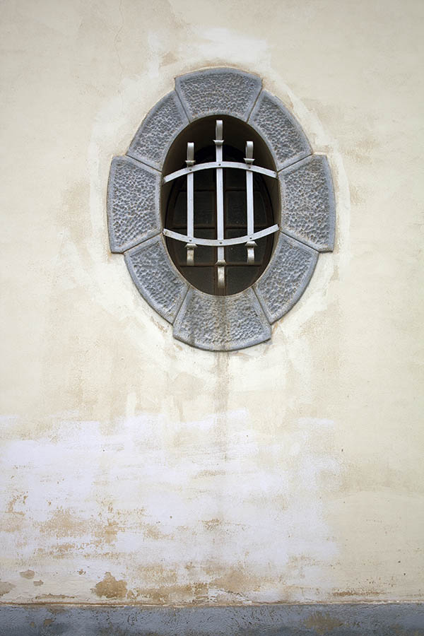 Photo 02481: Metal, latticed, oval-formed, light grey window