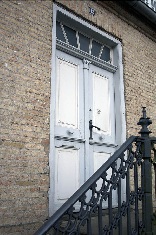 Photo 03870: Nice, panelled double door in white and light blue with top window