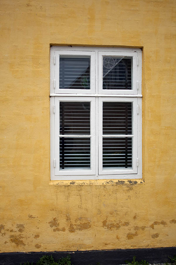 Photo 03885: White window in Dannebrog style