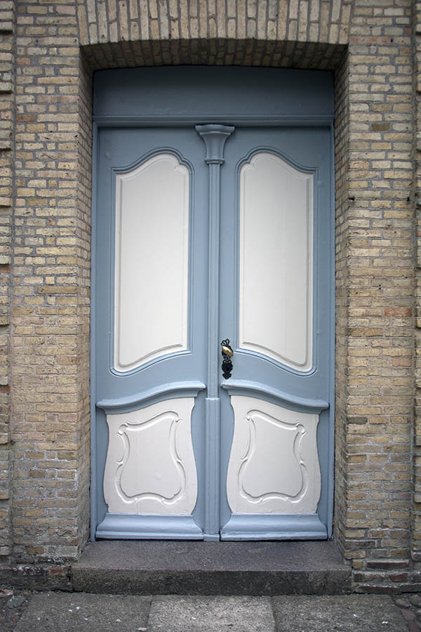 Photo 03944: Nice, panelled double door in white and light blue with carved panels
