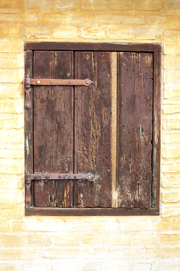 Photo 07405: Brown trapdoor