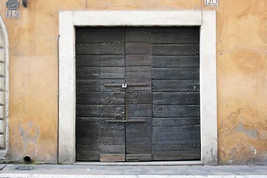 Photo 08113: Oiled gate made of planks with minor doors