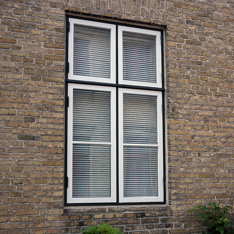 Photo 08524: Black and white window in Dannebrog style. White panes and black frame.