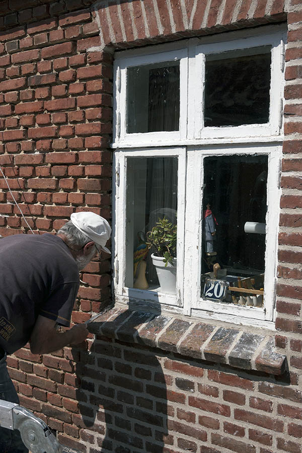 Photo 08739: Worn, white window in Dannebrog style
