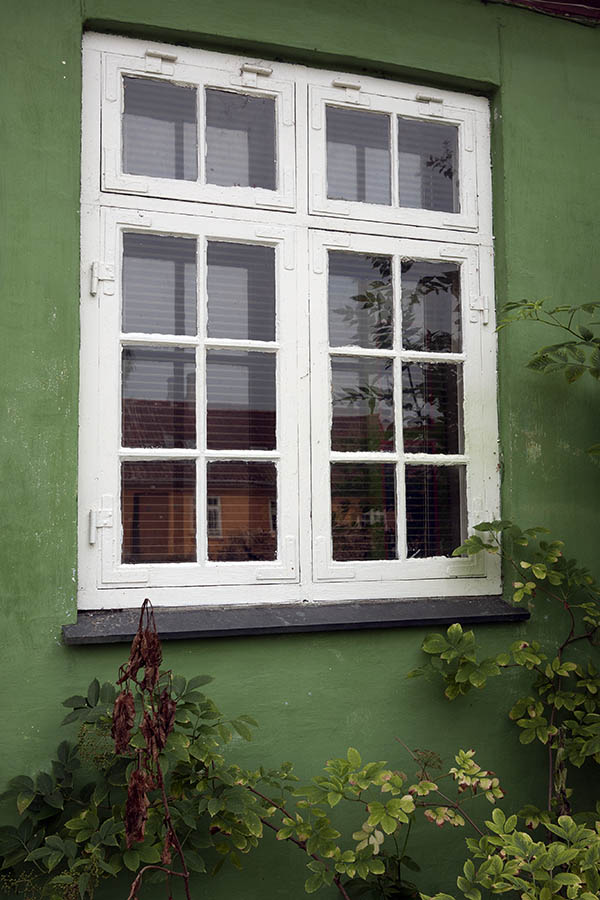 Photo 09076: White window with four frames and 16 panes