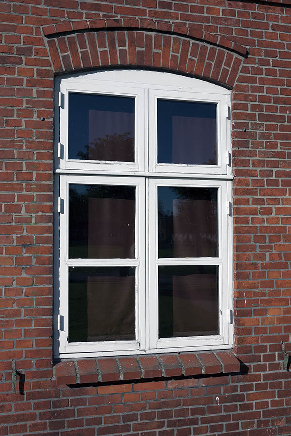 Photo 09262: Worn, white window in Dannebrog style