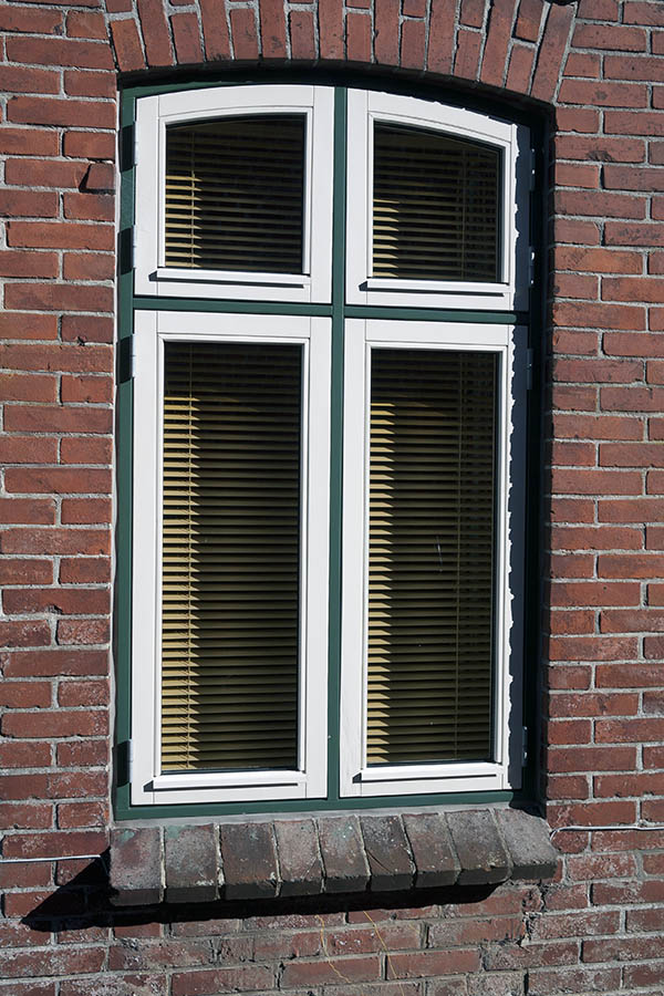 Photo 09329: Formed, green and white window in Dannebrog style