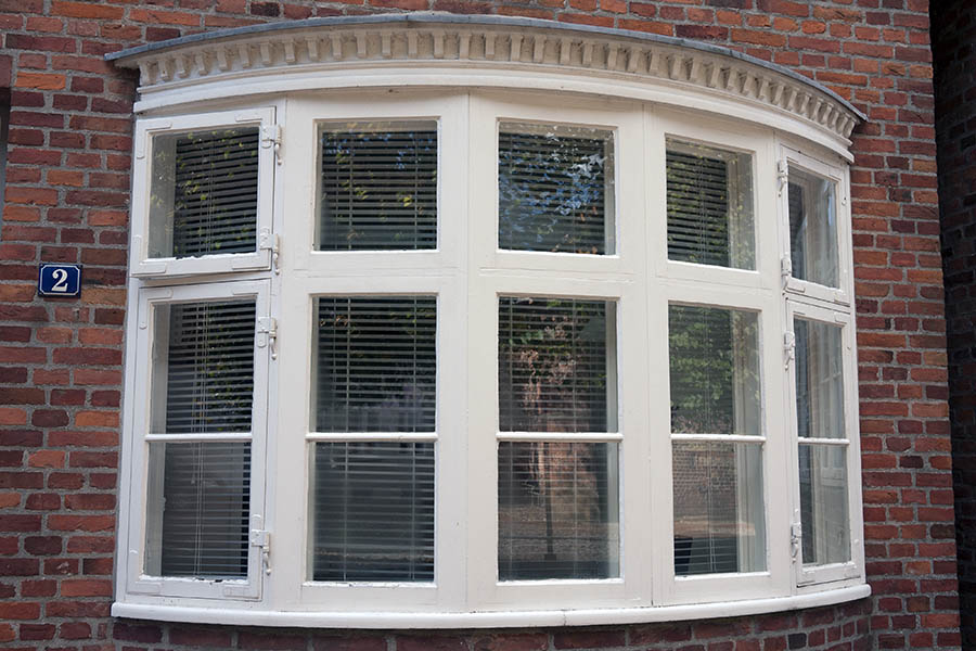 Photo 09371: White bay window with 10 frames and 15 panes