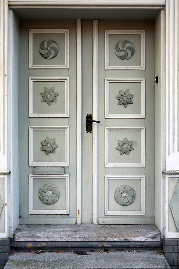Photo 09602: Carved, light grey and white double door