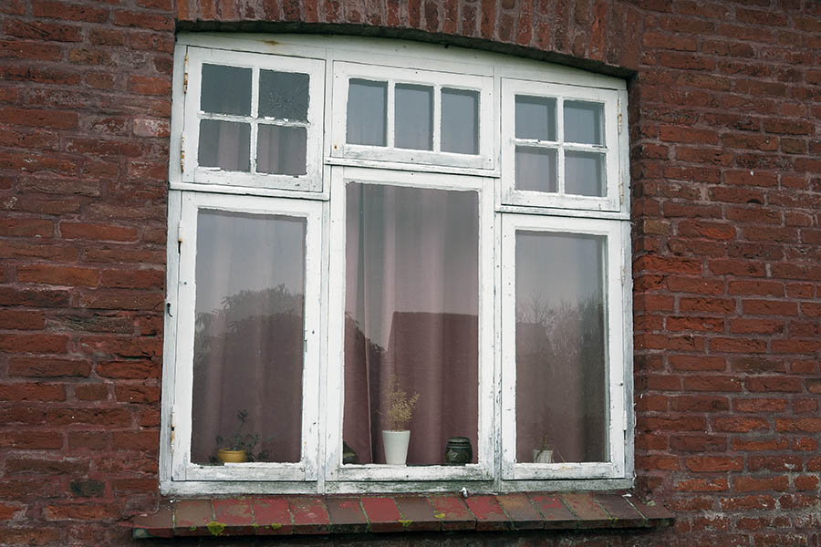 Photo 09721: Worn, white window in Frederiksberg style with six frames and 14 panes