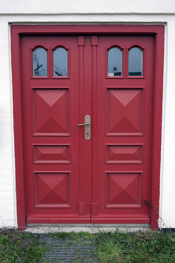 Photo 09744: Panelled, crimson red double door with Sønderho door lights