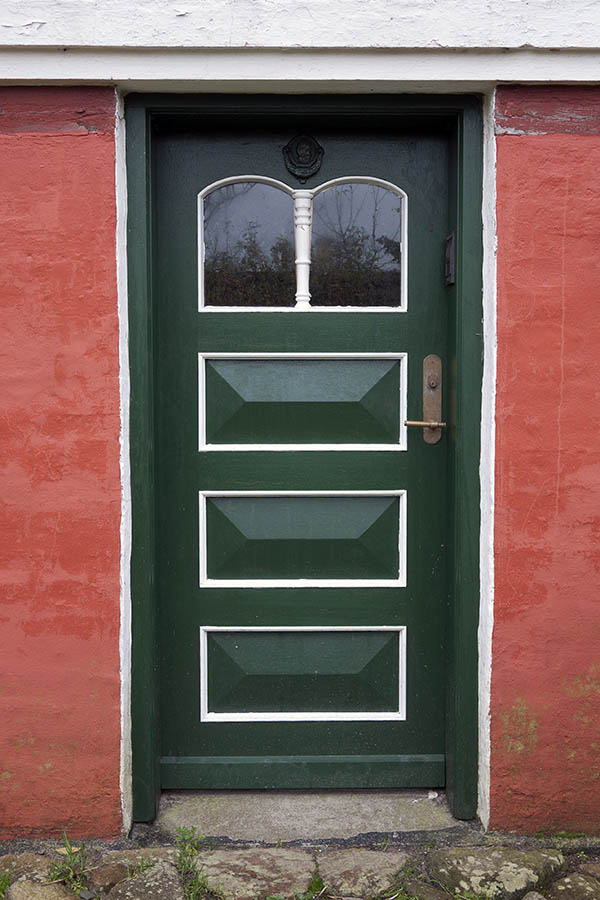 Photo 09791: Panelled, green and white door with Sønderho door light