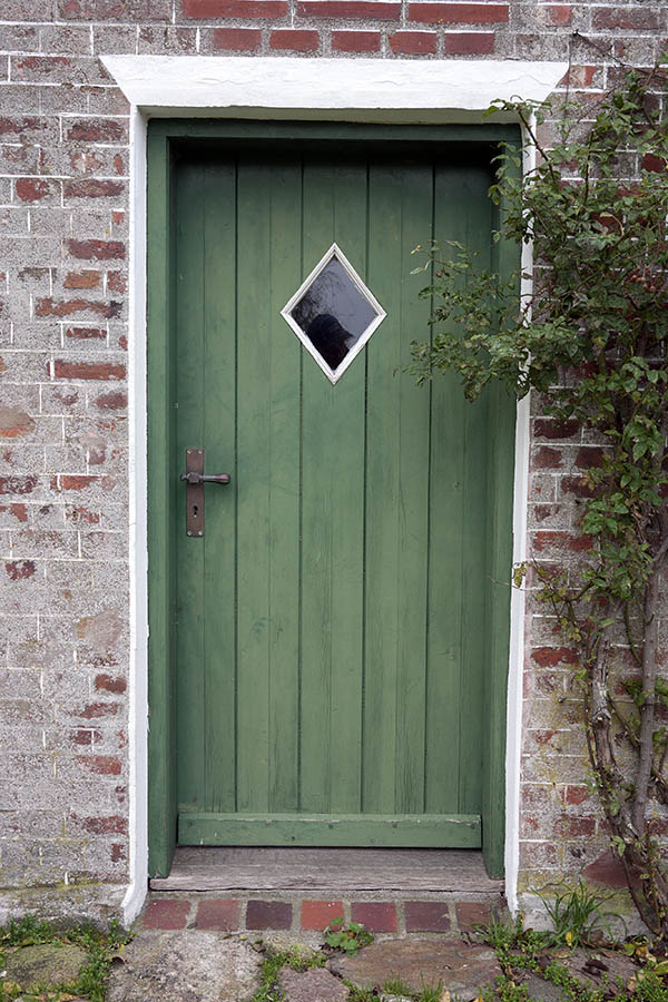 Photo 09902: Green and white door made of planks with diamond-shaped door light