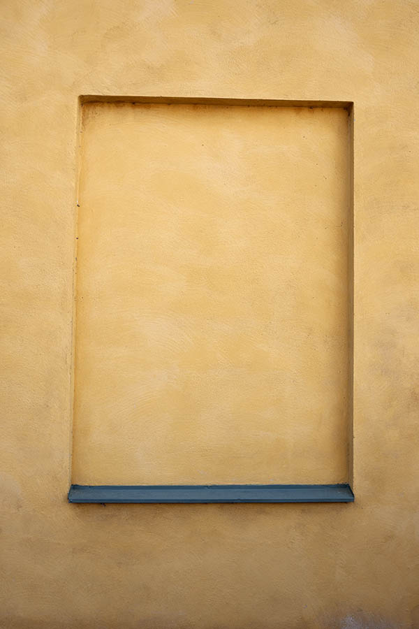 Photo 10033: No window. A yellow embrasure.