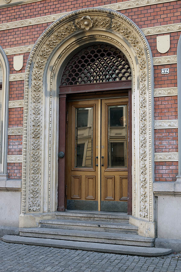 Photo 10051: Panelled, lacquered double door
