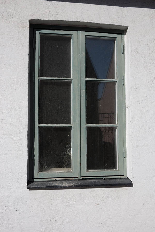 Photo 10288: Green window with two frames and six panes