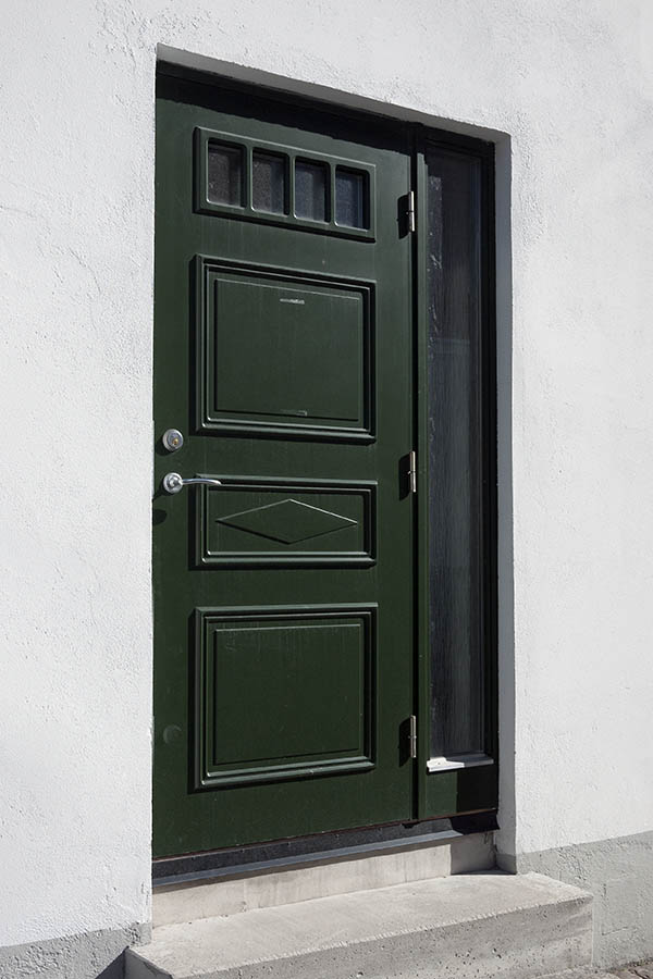 Photo 10305: New, panelled, dark green door with door lights and sidepiece