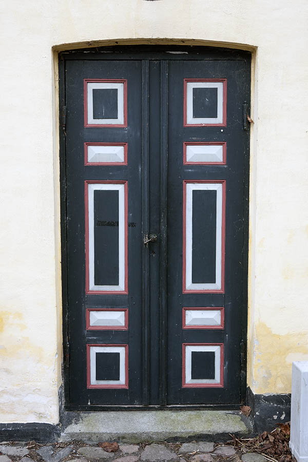 Photo 10667: Panelled, black, red and white double door