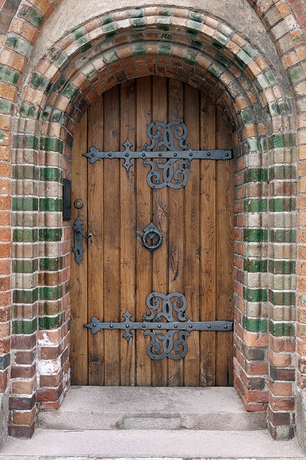 Photo 10998: Formed, lacquered door made of planks