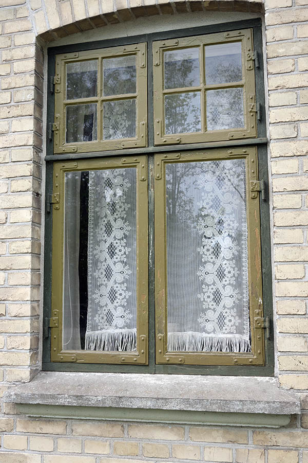 Photo 11157: Brown and dark green window in Dannebrog style