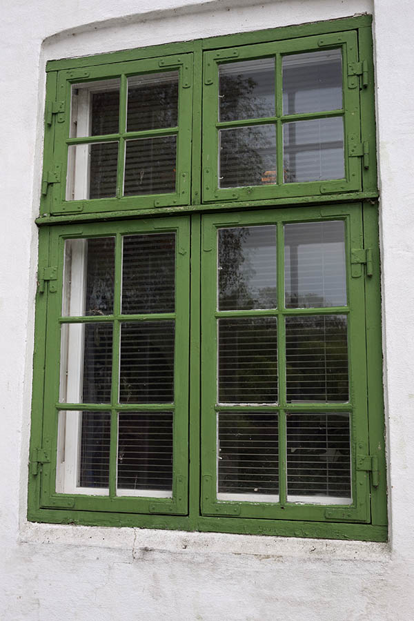 Photo 11216: Green window with four frames and 20 panes