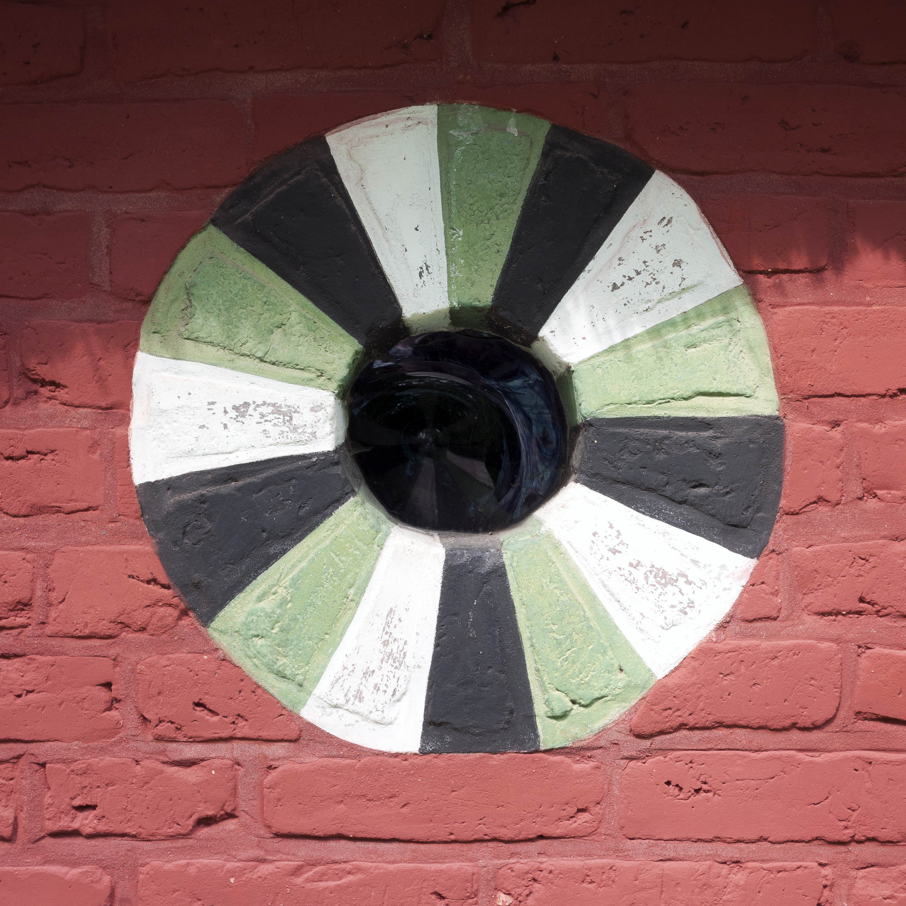 Photo 11272: Little, round window in black, green and white