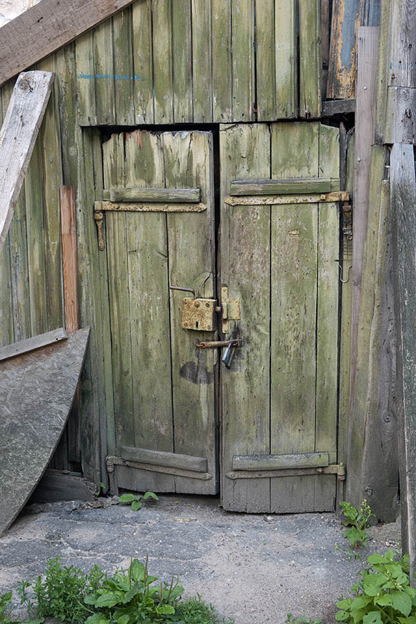 Photo 13052: Worn, green double door made of planks