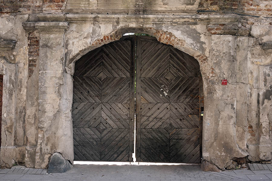 Photo 13195: Formed, panelled, black gate