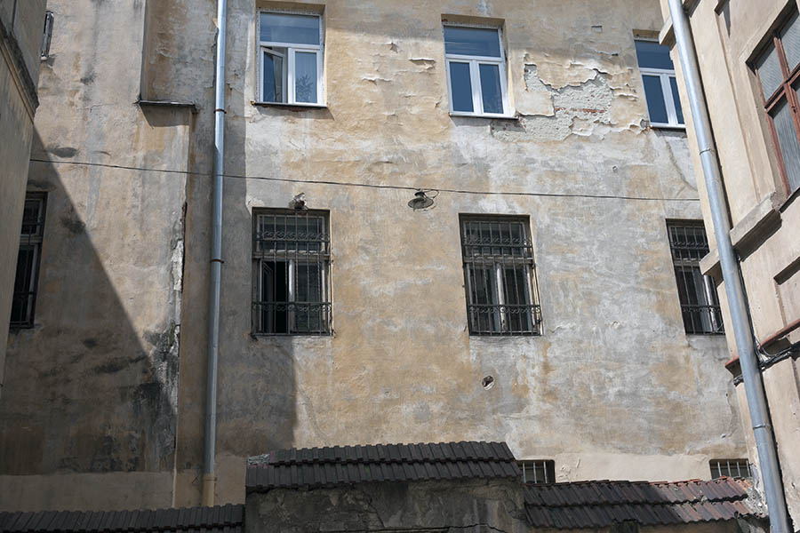 Photo 13891: Facade with decayed, yellow wall and various windows