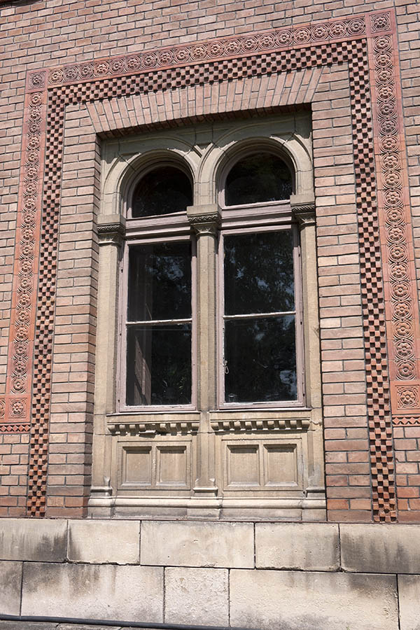 Photo 13962: Formed, brown double window with sandstone post