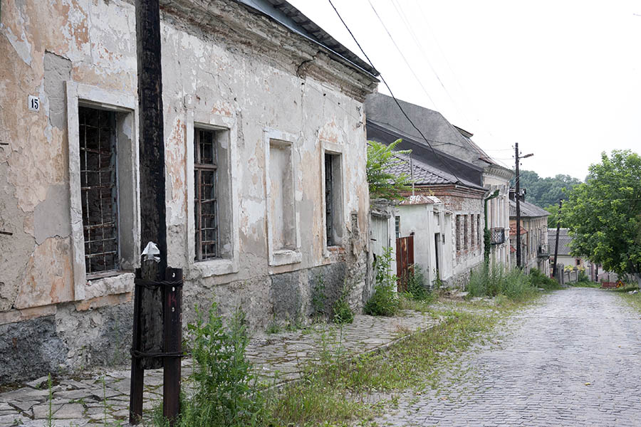 Photo 14138: Facades. Streetview with grey houses.