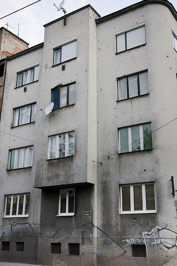 Photo 14650: Grey facade with 12 brown and white windows