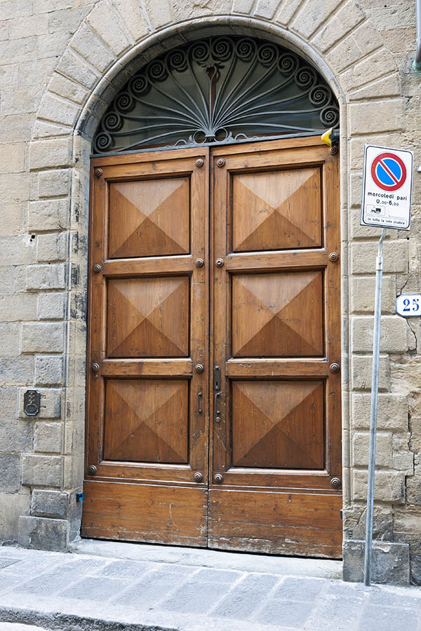Photo 14672: Panelled, lacquered gate with latticed fan light