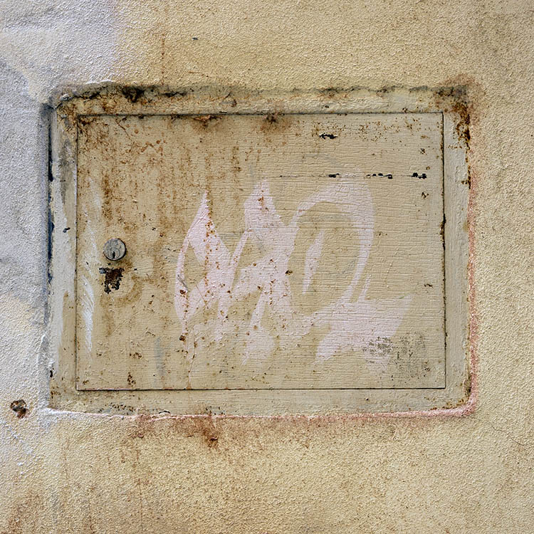 Photo 15137: Yellow metal trapdoor