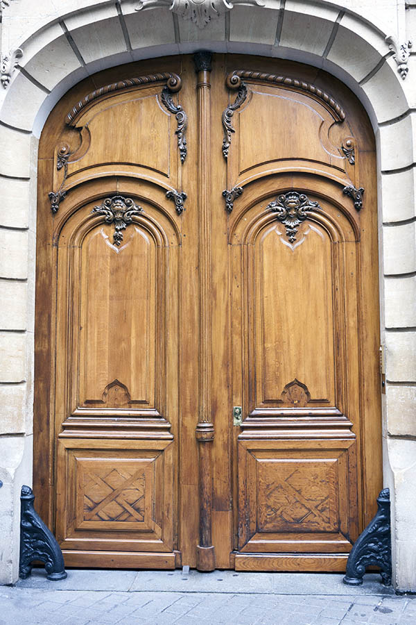 Photo 15573: Formed, carved, lacquered gate with minor doors