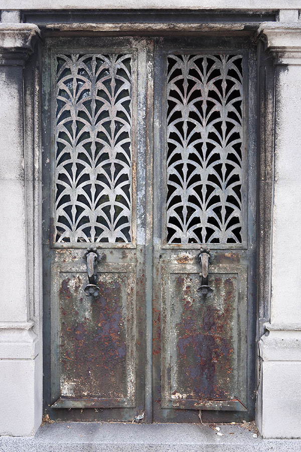 Photo 15594: Decayed, grey and rusty double door with latticed door lights