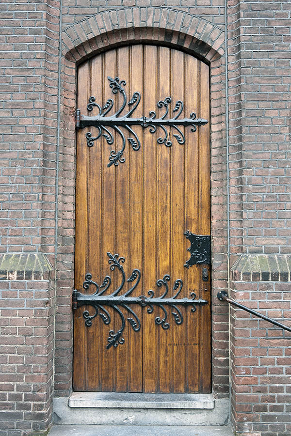 Photo 16152: Formed, lacquered gate made of planks 