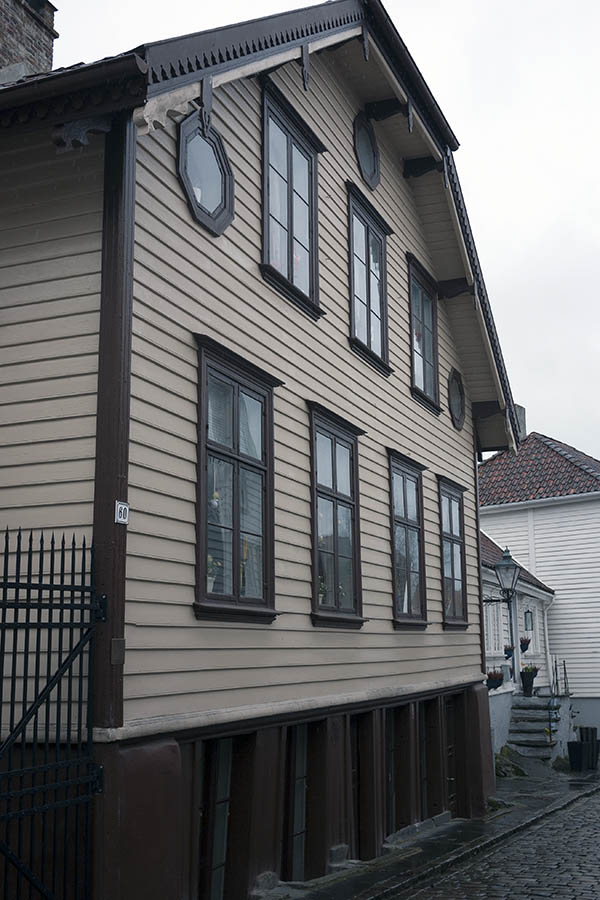 Photo 16582: Facade of light yellow wooden house with nine brown windows