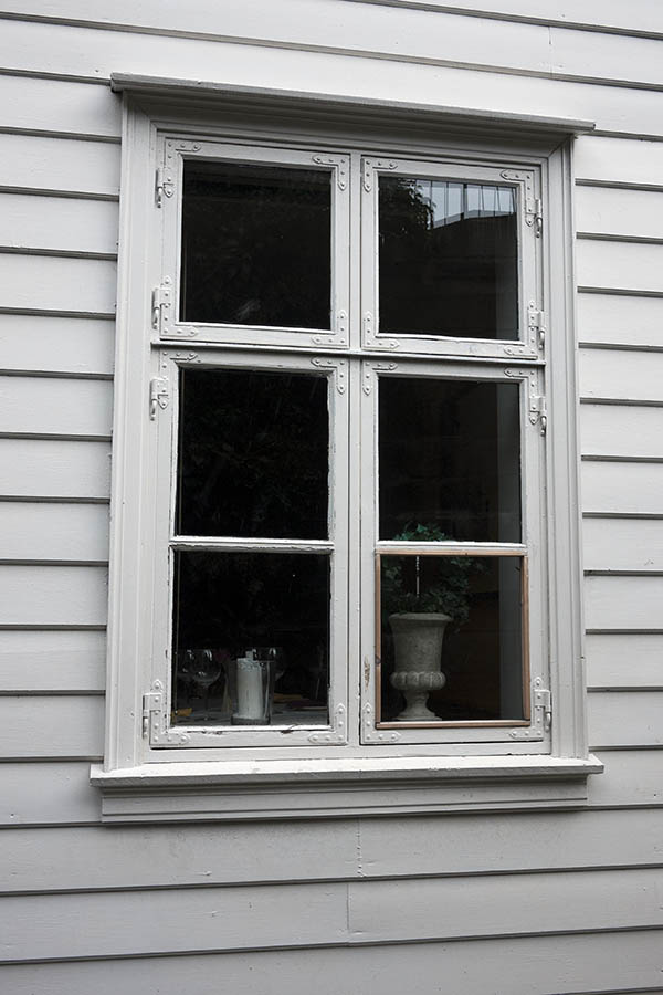 Photo 16615: White window with four frames and six panes