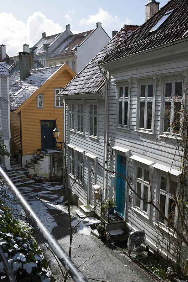 Photo 16821: Facade with yellow and white houses
