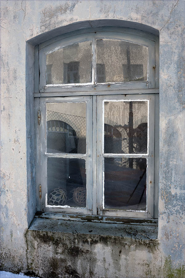 Photo 16999: Decayed, formed, grey T-post window with three frames and six panes