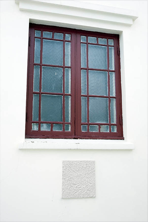 Photo 17102: Worn, brown window with two frames and 40 panes in Art Nouveau style