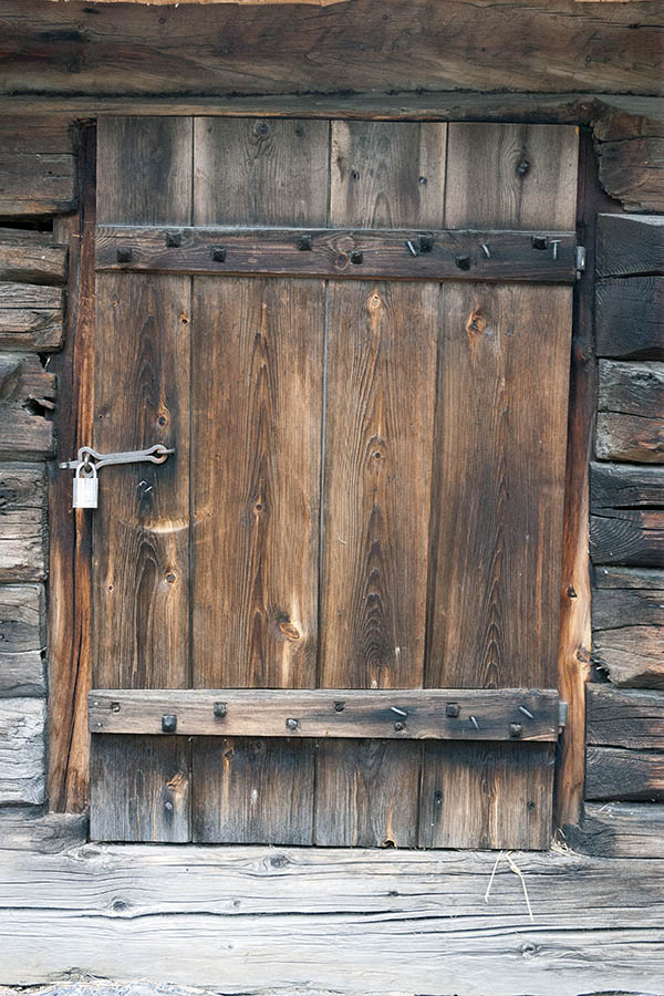 Photo 17235: Oiled door made of boards