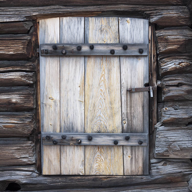 Photo 17260: Low, oiled door made of boards