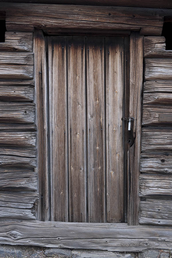 Photo 17294: Oiled door made of boards