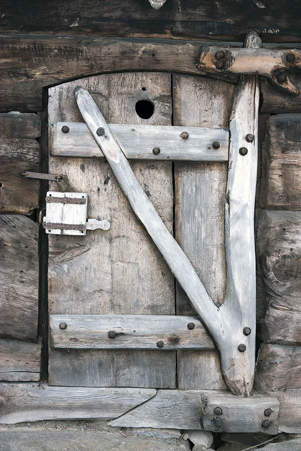 Photo 17458: Formed, unpainted door made of boards and branches