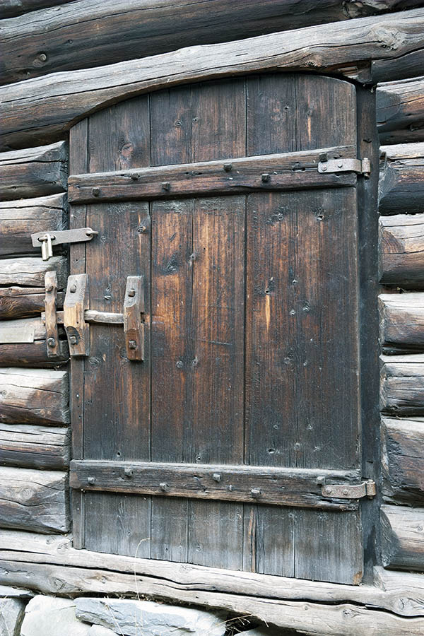 Photo 17491: Formed, oiled door made of boards
